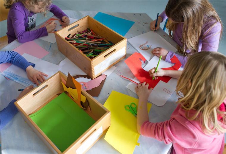 Entlastung für die Eltern: Bremerhaven will Hort-Gebühren abschaffen Grundschülerinnen sind in einem Kinderhort mit Bastelarbeiten beschäftigt.