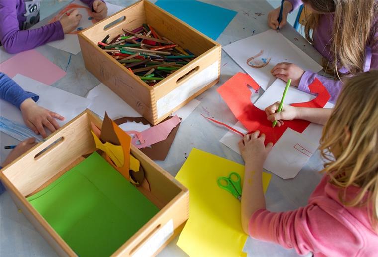 Zeven: So viel zahlen Eltern für den Hort Kinder malen auf einem Tisch.