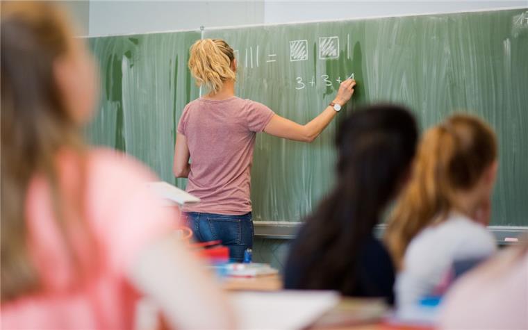 Grundschullehrer in Bremen und Bremerhaven verdienen künftig genauso viel wie alle anderen Lehrer.