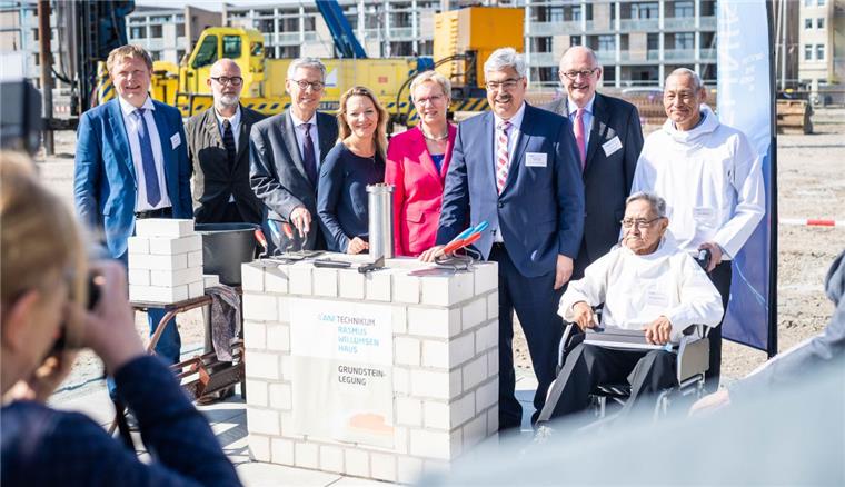 Grundsteinlegung des AWI-Technikums (von links): AWI-Direktor Dr. Karsten Wurr, Architekt Prof. Johannes Kister, Regierungschef Carsten Sieling, AWI-Direktorin Prof. Dr. Antje Boetius, Wissenschaftssenatorin Eva Quante-Brandt, Oberbürgermeister Melf Grantz, Staatssekretär Dr. Michael Meister sowie Hans-Peter und Johan Willumsen.