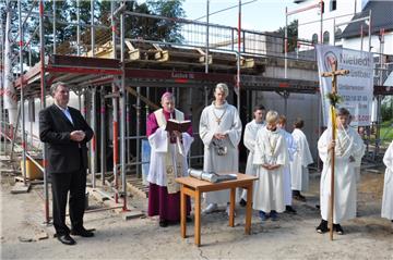 Grundsteinlegung für das neue Pfarrzentrum der St.-Willehad-Gemeinde in Nordenham mit (von links) Pfarrer Karl Jasbinschek, und Weihbischof Wilfried Theising.