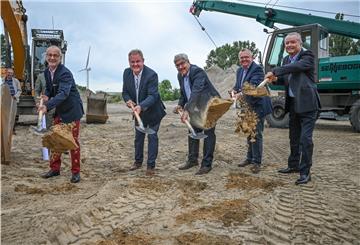 Grundsteinlegung für den ersten Bauabschnitt im Quartier Warrings-Park (v.l. Baustadtrat Bernd Schomaker, Architekt Axel Zimmermann, Oberbürgermeister Melf Grantz , Bürgermeister Torsten Neuhoff und Investor Willi Heise.