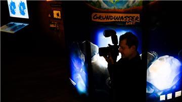 Grundwasser ist Lebenselixier. Das lernen die Besucher einer Ausstellung in Hannover.