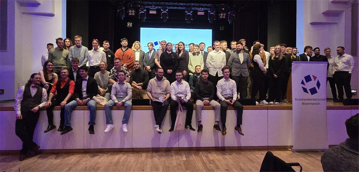 Abschluss der Ausbildung gefeiert Gruppenfoto aller Gesellinnen und Gesellen