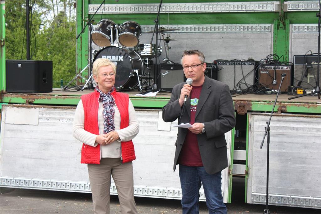 Grußworte vor dem Auftakt: Ortsvorsteher Giesela Schwertfeger und Bürgermeister ...