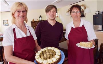 Gudrun Hennicke (links) und Britta Speckels führen ab sofort das Mühlencafé. Museumsleiter Christoph Greim heißt sie willkommen.