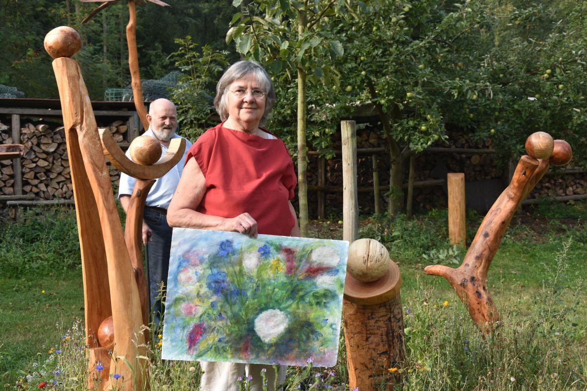 Ausstellung in Klein Meckelsen: Sägekunst trifft Pinselstrich Gudrun und Hans-Jürgen Freytag aus Klein Meckelsen öffnen am Sonnabend und Sonntag ihren Garten. Sie zeigen Holzobjekte für draußen und drinnen sowie Ölgemälde und Aquarelle.
