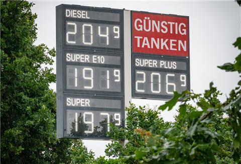 Günstig tanken? Das ist schon lange ein frommer Wunsch, vor allem für Dieselfahrer, die in Bremerhaven tanken: Sie mussten im Juni 2022 im Schnitt vier Cent für einen Liter Diesel als im Bundesschnitt zahlen.