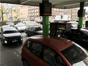 Günstig tanken: Die Werbeaktion einer Tankstelle lockte viele Autofahrer nasch Bremerhaven-Lehe.