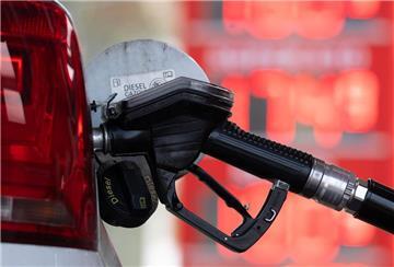 Ein Tankstutzen an einer Tankstelle in der Tanköffnung eines Fahrzeugs. Im Sommer können wr uns auf günstige Spritpreise einstellen.