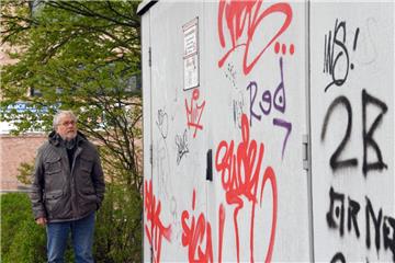 Günter Krull ist genervt von den Graffiti-Schmierereien wie hier am Schalthaus an der Columbusstraße