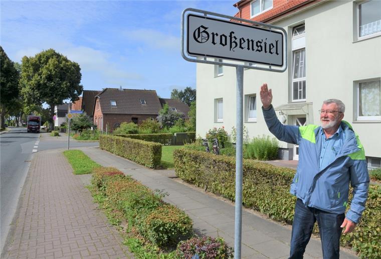 Günter Mehrtens vom Club Weserstrand ist froh, dass die Stadtverwaltung drei neue Hinweisschilder mit dem Aufdruck "Großensiel" aufgestellt hat.