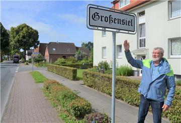 Günter Mehrtens vom Club Weserstrand ist froh, dass die Stadtverwaltung drei neue Hinweisschilder mit dem Aufdruck "Großensiel" aufgestellt hat.