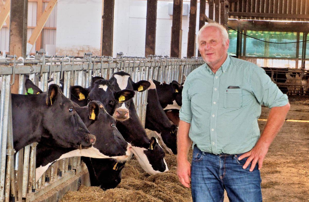 Milchpreis: Bauern im Cuxland sind stinksauer Günter Nagelfeld besitzt 900 Kühe auf seinem Betrieb in der Sieverner/Wremer Feldmark. Er gehört zu den 50 Unterzeichnern des „Brandbriefes“ an Ingo Müller, Geschäftsführer des Deutschen Milchkontors (DMK), wegen des niederigen Milchauszahlungspreises.