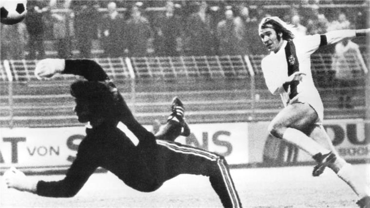 Netzer zum Ehrenspielführer von Mönchengladbach ernannt Günter Netzer war in der Hoch-Zeit von Borussia Mönchengladbach ikonischer Spielführer