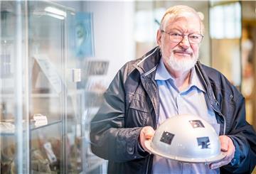 Günter Neumann hält die Spezialkamera, mit der ab sofort nachts Meteorerscheinungen aufgezeichnet werden.