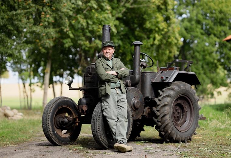 „Rumlaufen, wie Gott einen schuf: Gummistiefel ... “ Günther, der Treckerfahrer, ist das Alter Ego von Humorist Dietmar Wischmeyer.