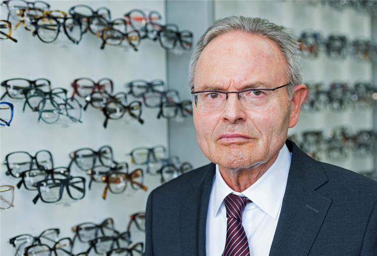 Der Vorstandsvorsitzende der Fielmann AG, Günther Fielmann, schaut in die Kamera.