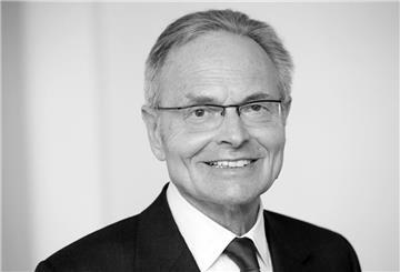 Günther Fielmann, Vorstandsvorsitzender der Fielmann AG, ist tot. Der Gründer der gleichnamigen Optikerkette starb am 3. Januar im Alter von 84 Jahren in seinem Wohnort Lütjensee in Schleswig-Holstein.