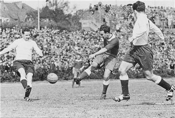 Günther „Flocki“ Geise (Mitte, hier ein Foto aus einem Spiel gegen Wormatia Worms) und seine Kameraden von Bremerhaven 93 lieferten sich heute vor 60 Jahren ein unvergessenes Spiel gegen Werder Bremen.  
