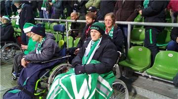 Günther H. ist Werder-Fan. Weil er schwerkrank ist, hätte er alleine nicht zu dem Heimspiel gegen Hoffenheim fahren können. Der Verein Lebenswunsch hat es möglich gemacht.  