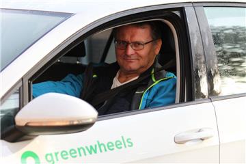 Günther Nase aus Wilstedt verzichtet mittlerweile häufiger auf das eigene Auto und steuert viele Termine stattdessen mit einem geteilten Stromer an.