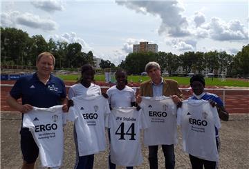 Günther Thielking (2. von rechts) überreichte in Berlin einen kompletten Satz Trikots, Hosen und Stutzen von der JFV Staleke für Fußballer im Senegal. Mit auf dem Foto sind zwei Schiedsrichterinnen aus dem Senegal sowie Mario Warias, der deutsche Betreuer der Gäste aus Afrika.
