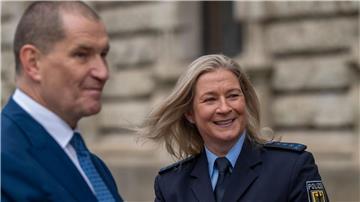 Gütliches Ende im Streit mit dem Eislauf-Weltverband: Claudia Pechstein (r.) und ihr Lebensgefährte Mathias Große