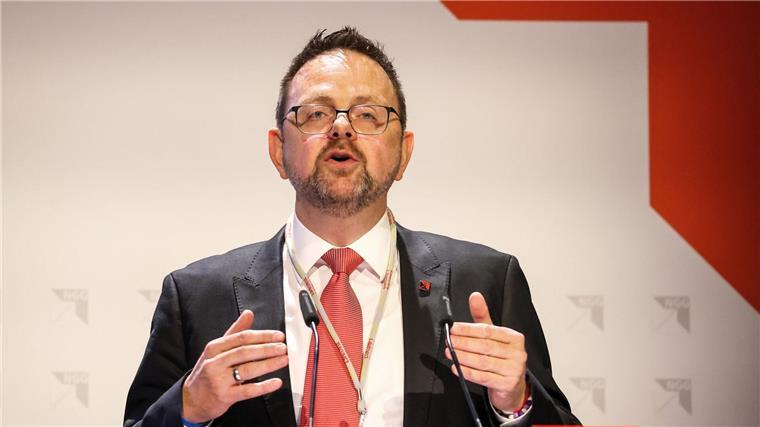 Guido Zeitler, Vorsitzender der Gewerkschaft Nahrung-Genuss-Gaststätten NGG, spricht in Bremen.