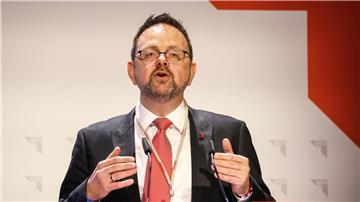 Guido Zeitler, Vorsitzender der Gewerkschaft Nahrung-Genuss-Gaststätten NGG, spricht in Bremen.