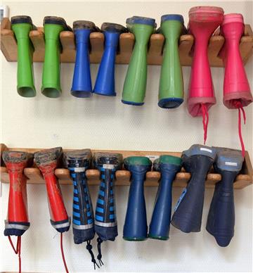 Gummistiefel hängen in einer Kita umgedreht in einem Regal. Die Krippenkinder im Kindergarten Fasanenweg in Tarmstedt werden ihre Stiefel in der kommenden Woche auch nicht brauchen. 