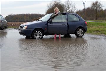 Gummistiefel in der Not -
 die sind immer gut. Auch Petra Fischer steht an der A27 oft in Pfützen