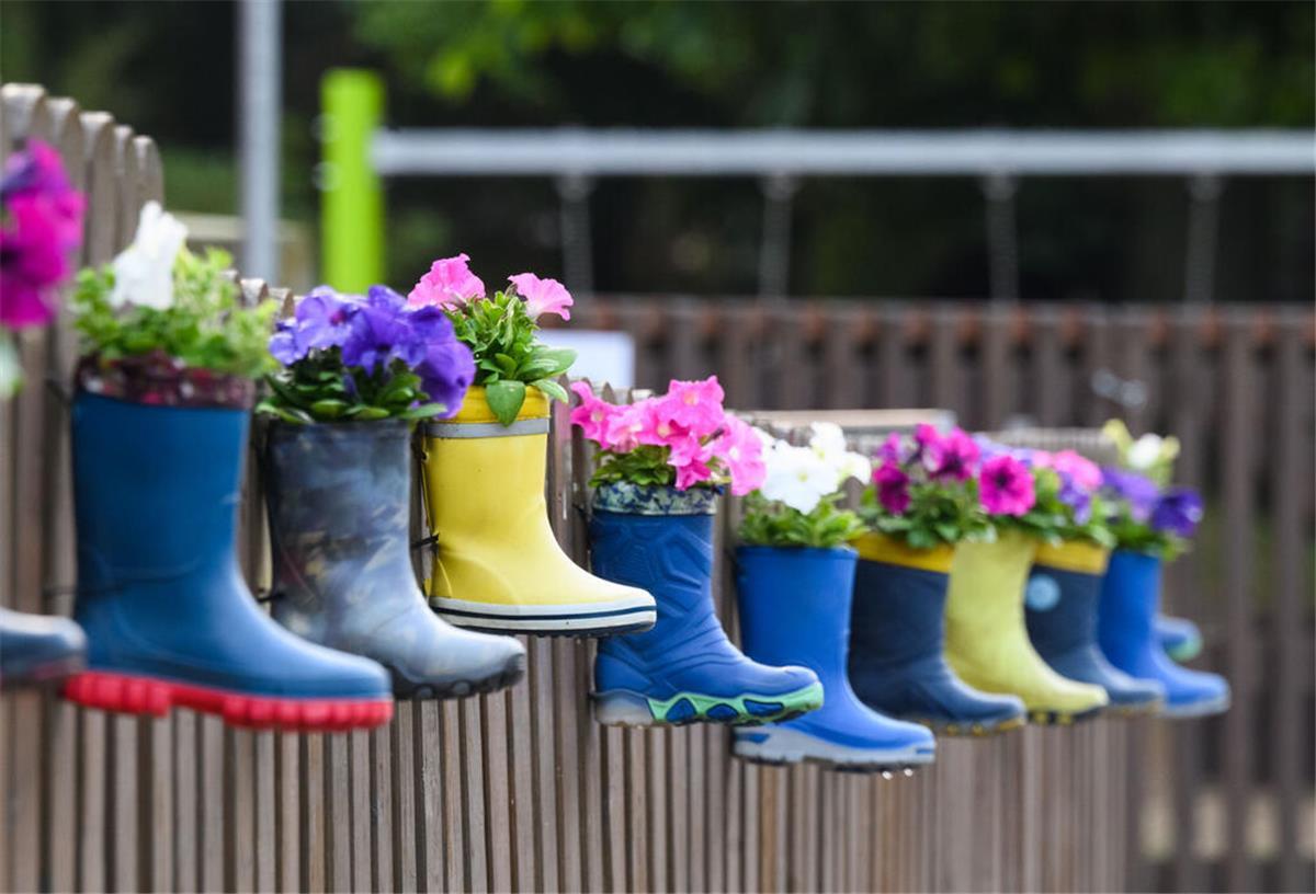Wir suchen die heißesten Gummistiefel der Region! Mit Blumen bepflanzte Gummistiefel