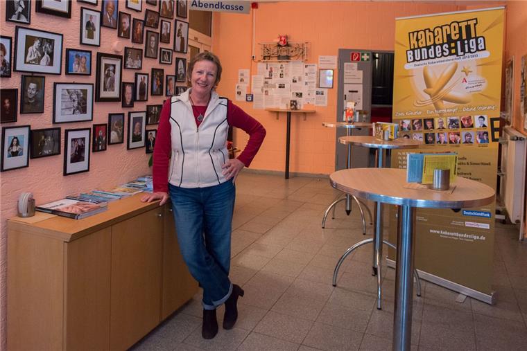Gundula Ott - von Bonin im Foyer des Capitol