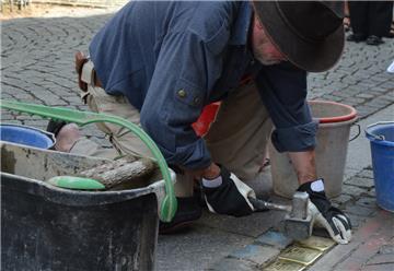 Gunter Demnig beim Verlegen der Stolpersteine für Siegfried, Melitta und Ilse Neugarten in der Langen Straße in Zeven.