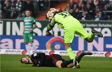 Gur gemacht: Bremens Torwart Jaroslav Drobny (rechts) fängt vor Ingolstadts Mathew Leckie den Ball.