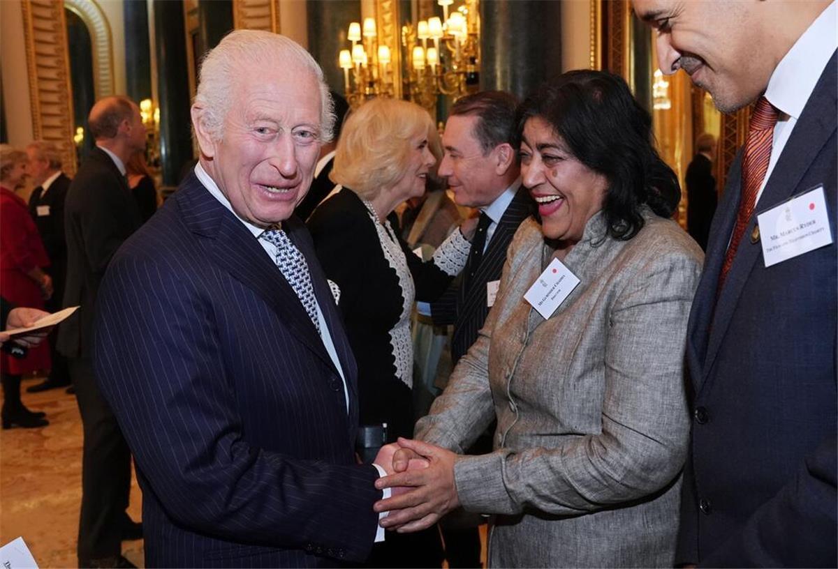 „Kick it like Beckham“ soll Fortsetzung bekommen Gurinder Chadha mit König Charles III. im November 2024 bei einem Empfang.