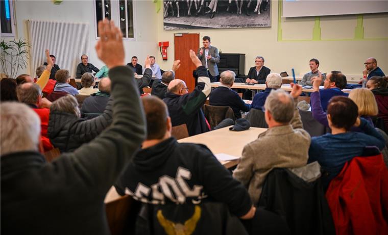 Kistnerstraße wird ab Februar saniert Gut besucht: Informationsabend zum Umbau der Kistnerstraße in der Mensa der Schule am Ernst-Reuter-Platz.