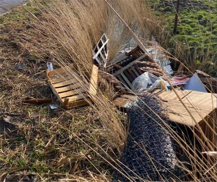 Gut eine Tonne Müll haben Unbekannte in Stadland illegal entsorgt. 