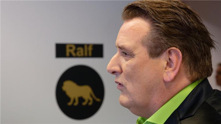 Zehn Jahre „Höhle der Löwen“: So ist es hinter den Kulissen Gut gebrüllt, Löwe: Ralf Dümmel vor seiner Garderobe.