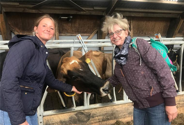Roddens: Entdeckungsreise auf dem Bauernhof Gut gelaunt auf Tuchfühlung mit dem Vieh gingen Rebecca Peters (links) und Manuela Schröter.