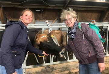 Gut gelaunt auf Tuchfühlung mit dem Vieh gingen Rebecca Peters (links) und Manuela Schröter.
