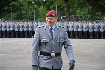 Gut gelaunt beim Feierlichen Gelöbnis der 245 Rekruten: Oberst Christian von Blu...