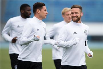 Gut gelaunt im Training: Die Fußball-Nationalmannschaft um  Julian Draxler (links) und Shkodran Mustafi beim Training in St. Petersburg.