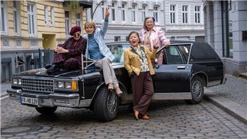 Die Alten schlagen zurück: „Wir vier und der Enkeltrick“ Gut gelaunt und mit einer Mission: Katharina Thalbach, Uschi Glas, Soogi Kang und Ursula Werner als Rentnerinnen-Quartett.