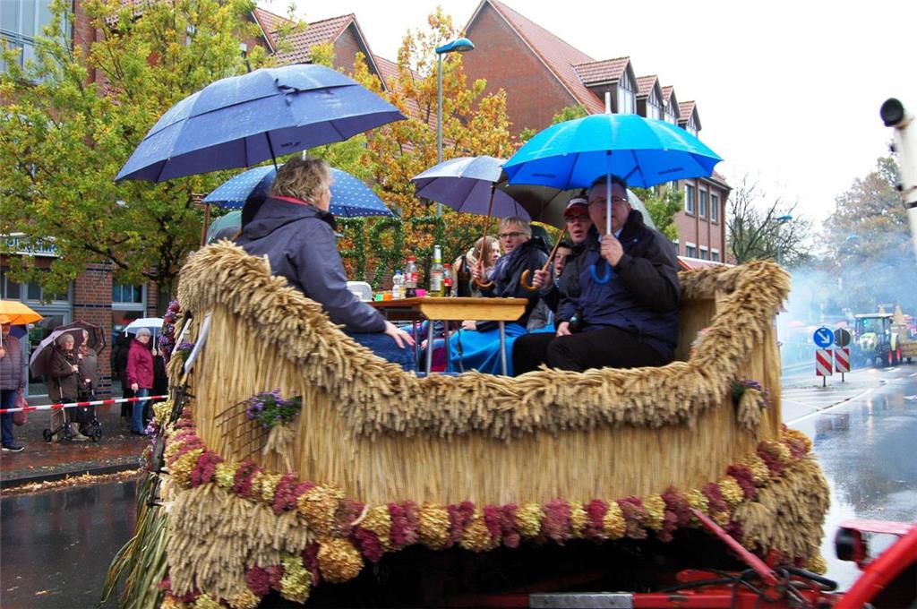 Gut gelaunte Erntewagenbauer aus Freetz.