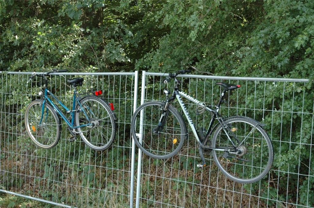 Gut gesichert: Fahrräder am Absperrzaun.