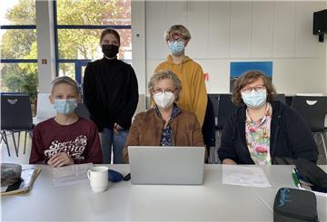Gut vorbereitet: Tjork Netzker, Ida Buchholz, Landtagsabgeordnete Karin Logemann, Lukas Kammel und Sandra Eilers (von links) haben gemeinsam die Tagesordnung des Landtagsplenums durchgearbeitet. 
