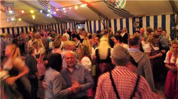 Gut was los im Festzelt. Oktoberfest in Nordholz. Foto: Heid