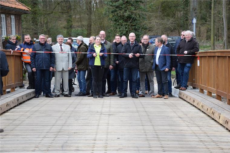 Neue Oste-Brücke an Eitzter Wassermühle eingeweiht Gut zehn Monate nach dem Abriss der alten Holzbrücke ist jetzt die neue, rund 880.000 Euro teure Oste-Brücke eingeweiht worden.